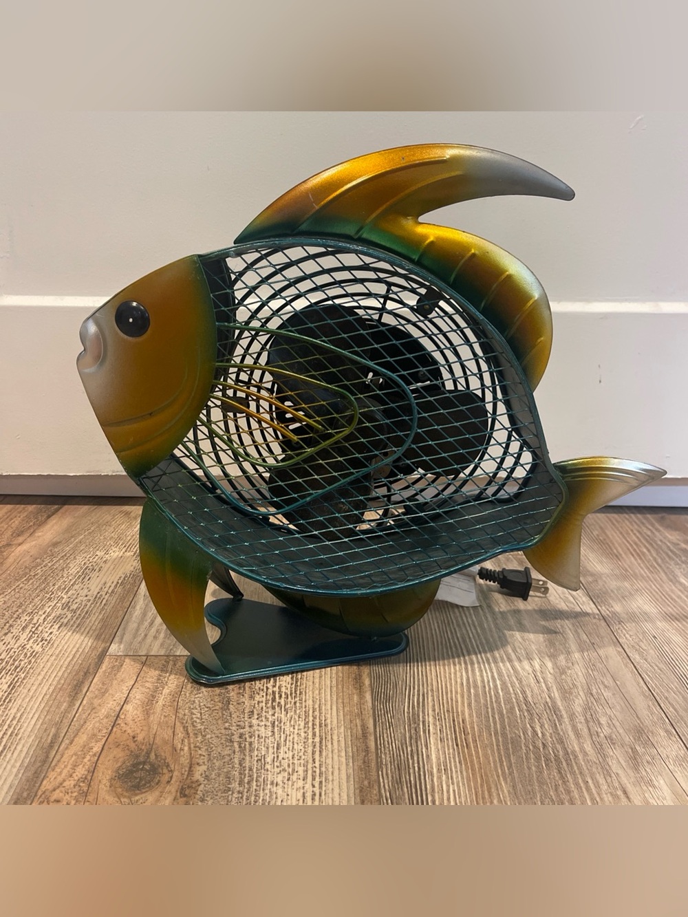 Himalayan Deco Breeze Metal Tropical Fish Desk Table Electric Fan Ocean Beach